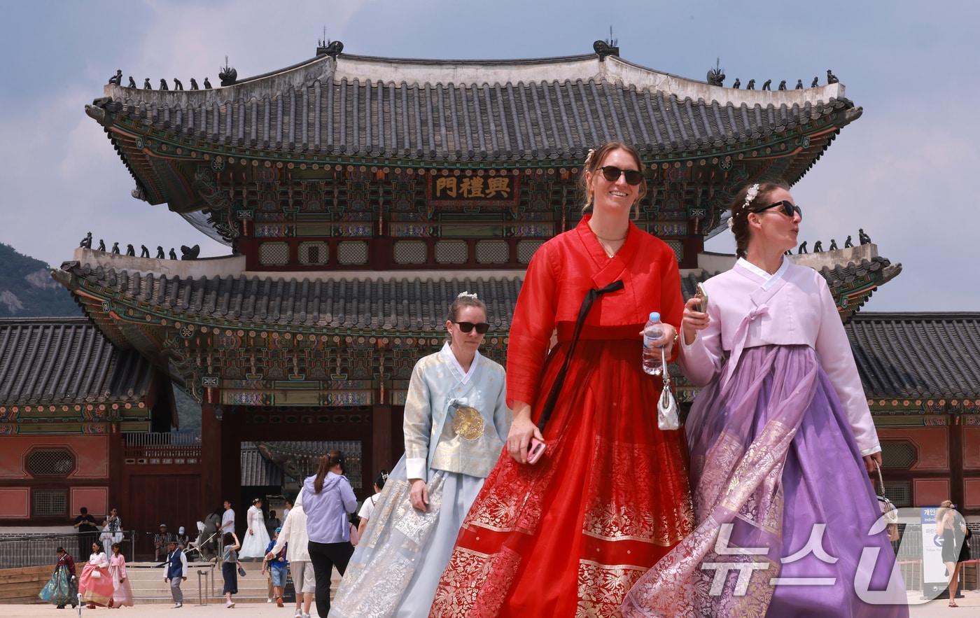 본문 이미지 - 원화 가치가 하락하면서 한국 여행 비용 부담이 줄자 외국인 관광객 급증한 14일 서울 종로구 경복궁에서 한복을 입은 외국인 관광객들이 발걸음을 옮기고 있다. 이날 한국문화관광연구원의 '국제관광시장 전망'에 따르면 올해 방한 관광객은 약 2200만명으로 전망된다. 이는 전년 대비 16.2% 증가한 수준이다. 2026.6.14 ⓒ 뉴스1 이호윤 기자