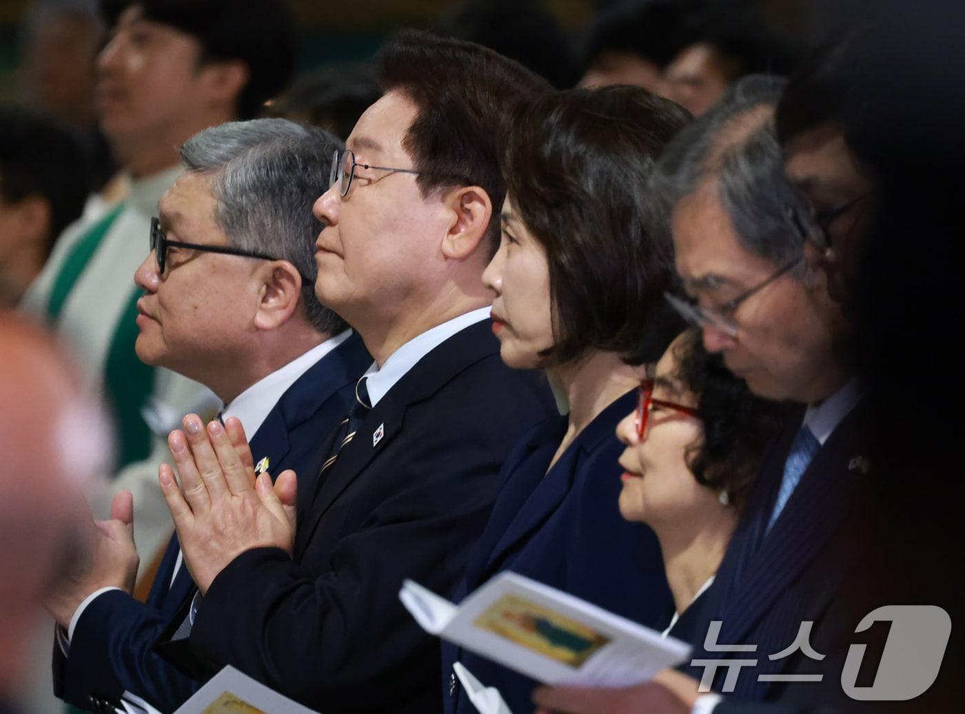 본문 이미지 - 이재명 대통령과 김혜경 여사가 14일 이탈리아 로마 성 바오로 대성당에서 열린 평화와 연대를 위한 특별미사에 참석해 기도를 하고 있다. 2026.6.14 ⓒ 뉴스1 허경 기자