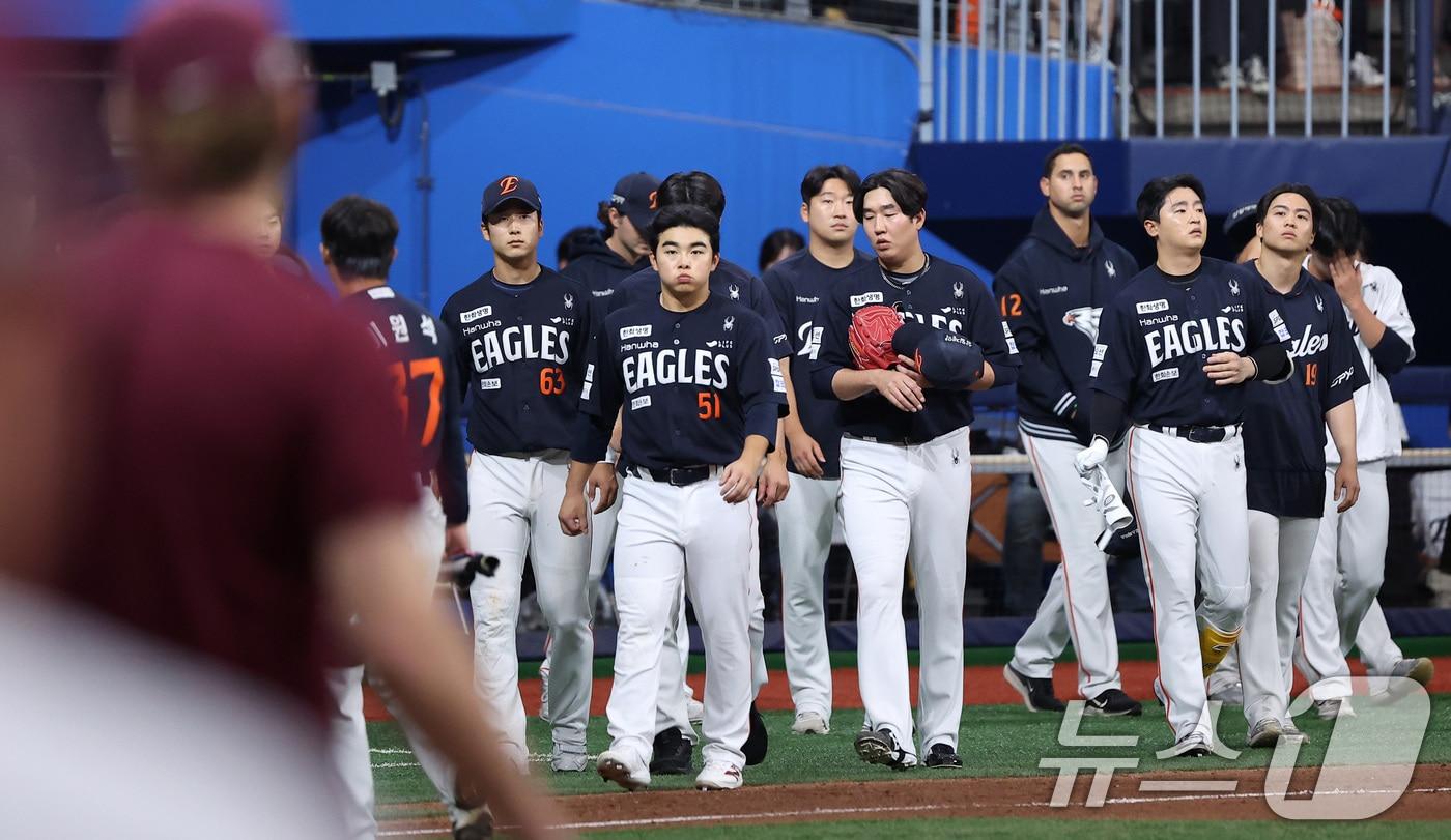 본문 이미지 - 14일 서울 고척스카이돔에서 열린 '2026 신한은행 SOL KBO리그' 한화 이글스와 키움 히어로즈의 경기에서 2-3으로 패배한 한화 선수들이 아쉬워하고 있다. 2026.6.14 ⓒ 뉴스1 김성진 기자