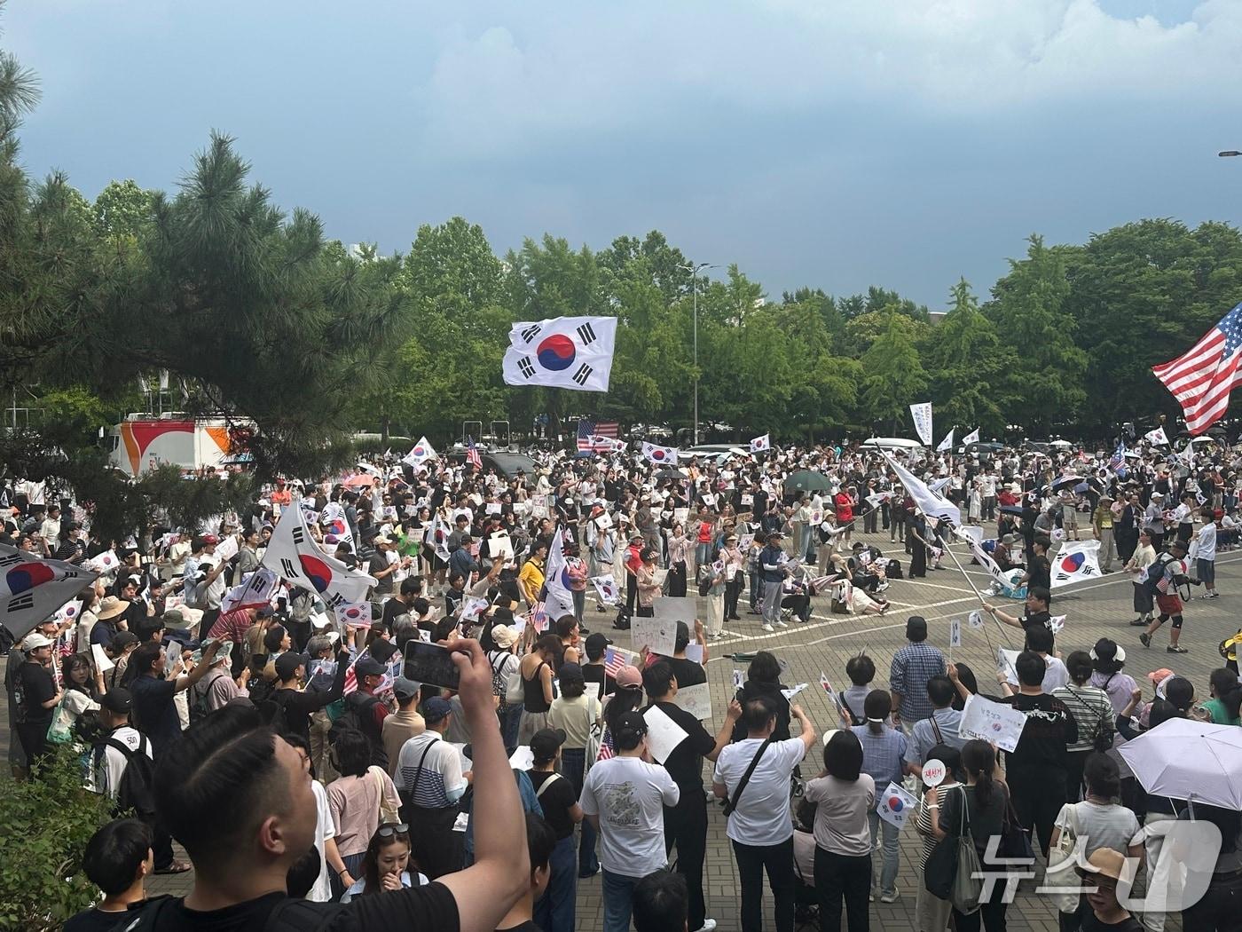 본문 이미지 - 14일 오후 서울 송파구 올림픽공원 핸드볼경기장에서 시위를 이어나가고 있는 시민들의 모습. 2026.6.14 ⓒ 뉴스1 강서연 기자