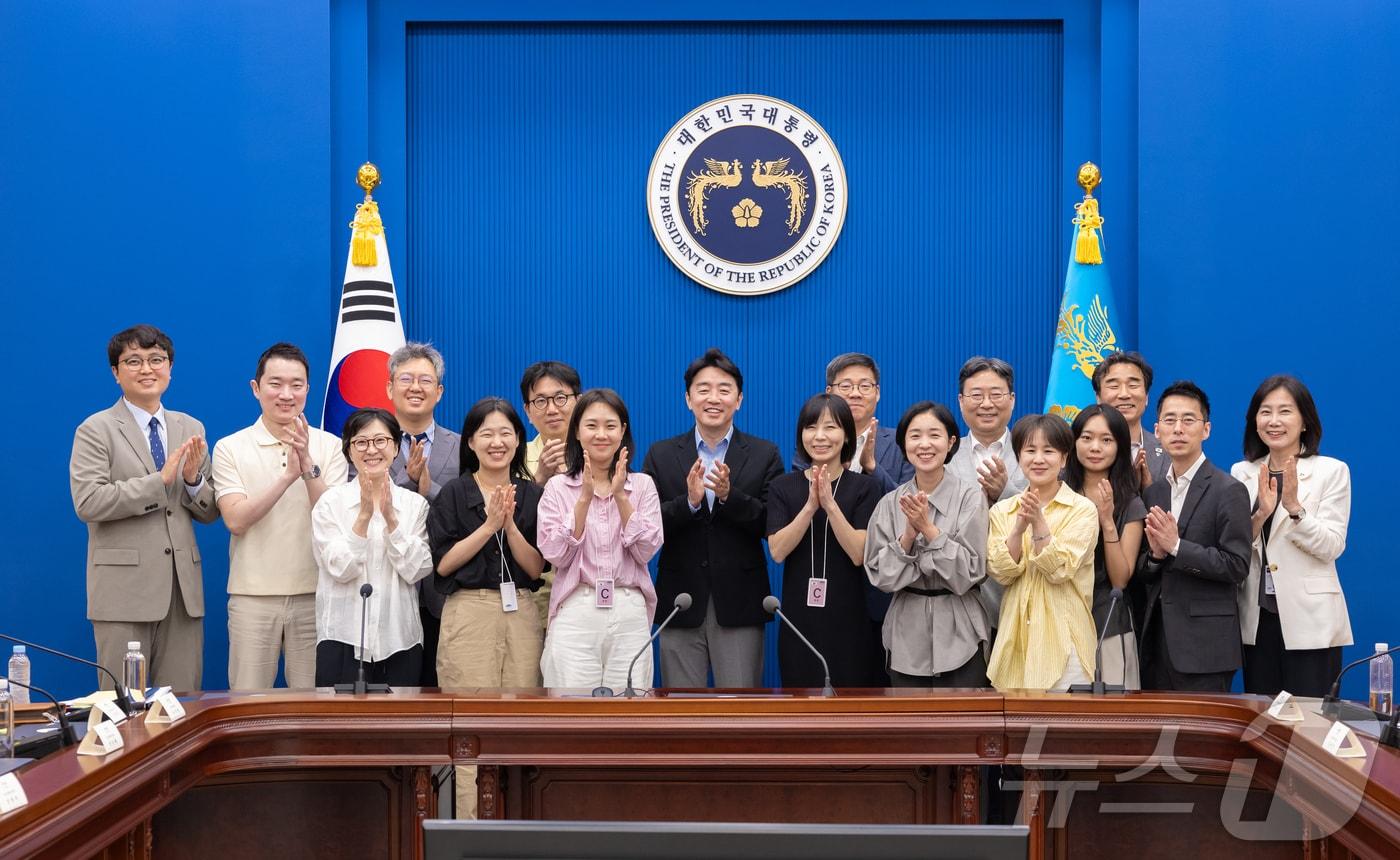 본문 이미지 - 강훈식 비서실장이 14일 청와대에서 열린 청년미래자문단 최종회의에서 참석자들과 기념촬영을 하고 있다. (청와대 제공. 재판매 및 DB 금지) 2026.6.14 ⓒ 뉴스1 이재명 기자