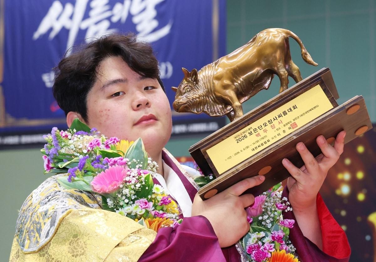 본문 이미지 - 보은단오장사대회에서 백두장사에 등극한 김민재(영암군민속씨름단). (대한씨름협회 제공)