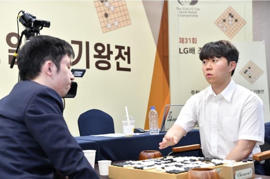 본문 이미지 - 신민준 9단이 14일 열린 제31회 LG배 결승 1국에서 중국의 왕싱하오 9단을 상대로 308수 만에 흑 반집승을 거뒀다. (한국기원 제공)