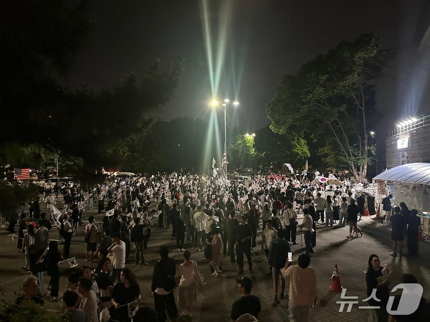 본문 이미지 - 14일 오후 10시쯤 서울 송파구 올림픽공원 핸드볼경기장에서 시위를 이어나가고 있는 시민들의 모습. 2026.6.14 ⓒ 뉴스1 강서연 기자