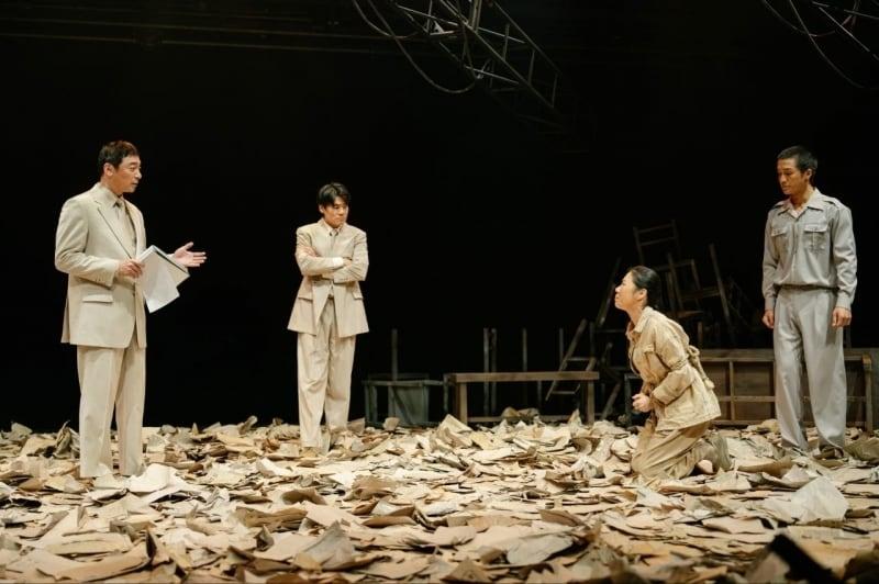 본문 이미지 - 사소한 억양과 짧은 침묵만으로도 무대를 압도한 연극 '잔류시민'의 한 장면 (제공=서울연극협회)