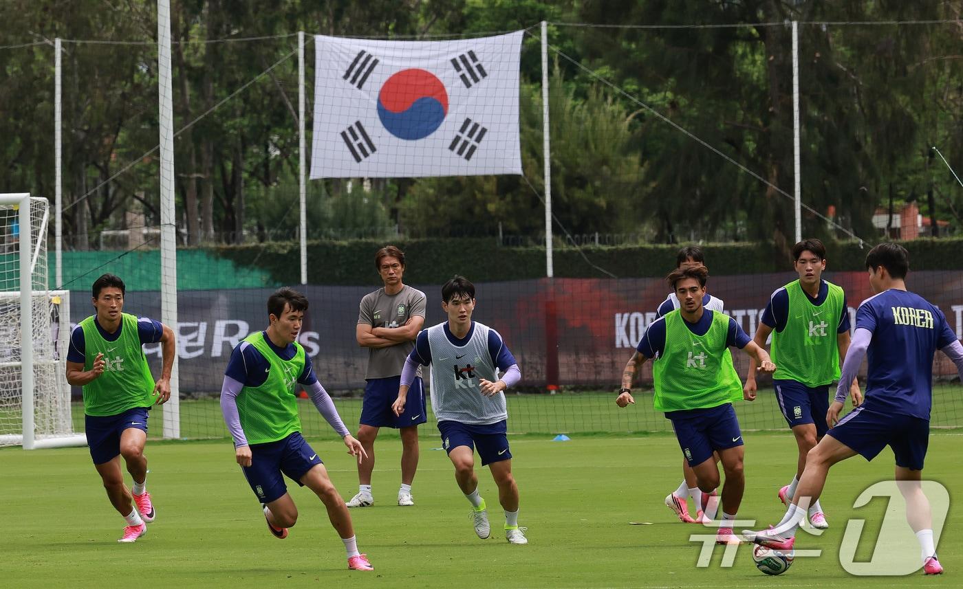 본문 이미지 - 홍명보 대한민국 축구 국가대표팀 감독이 14일(현지시간) 멕시코 과달라하라 인근 사포판에 위치한 베이스캠프 훈련장 치바스 바예 베르데에서 선수들의 훈련을 지켜보고 있다. 2026.6.15 ⓒ 뉴스1 임세영 기자