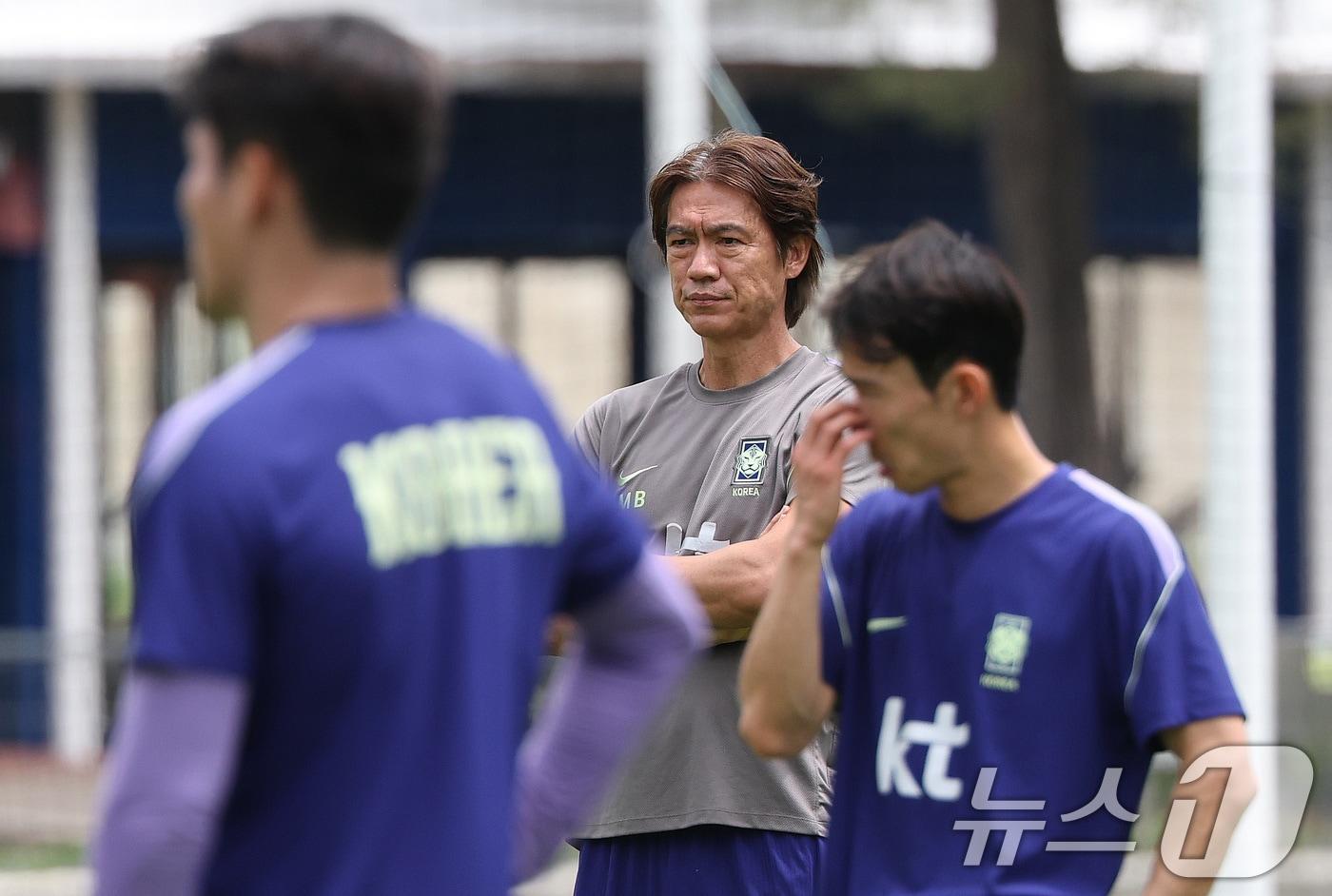 본문 이미지 - 한국 축구 국가대표팀 홍명보 감독이 14일(현지시간) 멕시코 과달라하라 인근 사포판에 위치한 베이스캠프 훈련장 치바스 바예 베르데에서 훈련하는 선수들을 지켜보고 있다. 2026.6.15 ⓒ 뉴스1 박지혜 기자
