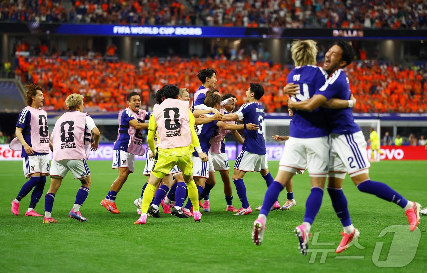 본문 이미지 - 일본 축구대표팀 선수들이 15일(한국시간) 열린 2026 북중미 월드컵 F조 조별리그 1차전에서 네덜란드와 2-2로 비긴 뒤 기뻐하고 있다. ⓒ 로이터=뉴스1