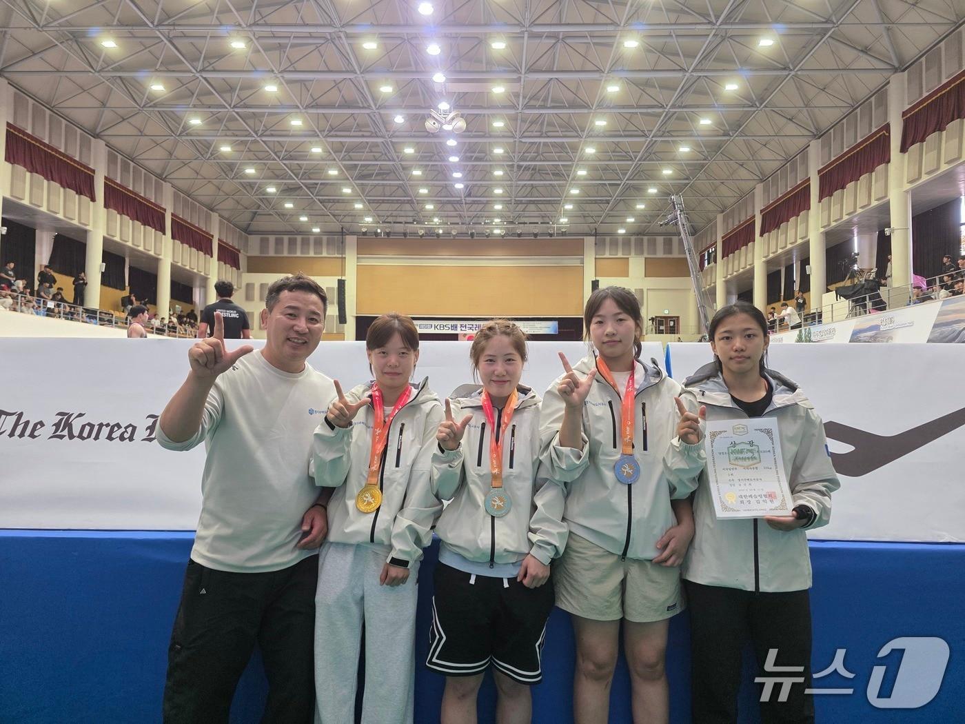 본문 이미지 - 경기주택도시공사 여자레슬링팀이 제51회 KBS배 전국레슬링대회에서 금메달 2개, 동메달 1개를 획득했다. 사진은 대회 참가 선수단 모습.(GH 제공. 재판매 및 DB금지)/뉴스1