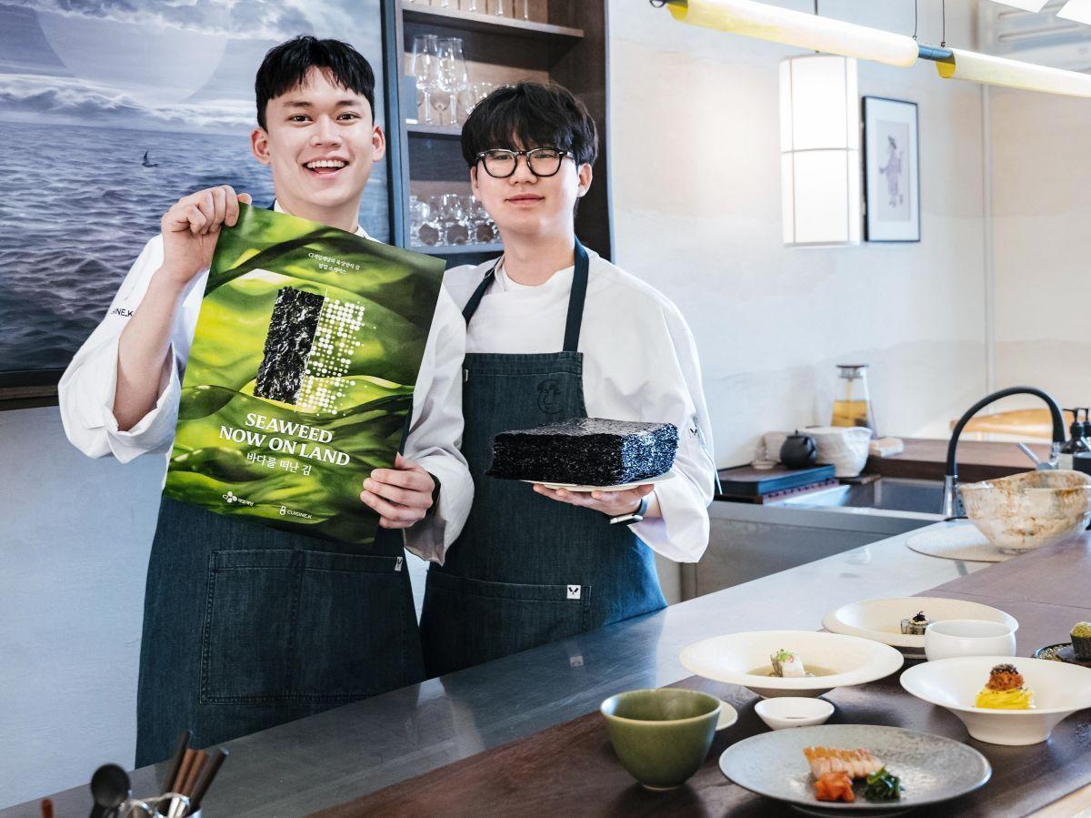 본문 이미지 - : CJ제일제당 '퀴진케이' 오닐팀이 서울 강남구 팝업 레스토랑에서 육상양식 김을 활용한 메뉴를 선보이고 있다. (CJ제일제당 제공) 