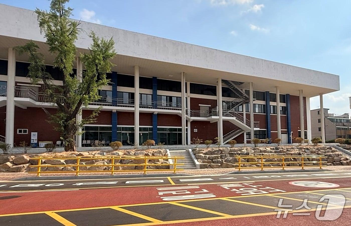 본문 이미지 - 증평초등학교 통학버스 승하차장.(증평군 제공. 재판매 및 DB금지)/뉴스1