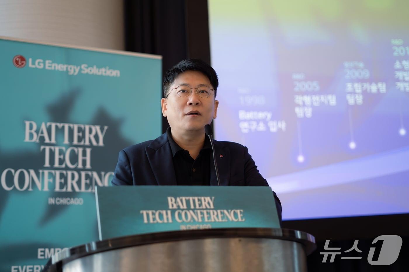 본문 이미지 - 김동명 LG에너지솔루션 최고경영자(CEO)가 13일(현지시각) 미국 시카고에서 열린 글로벌 인재 영입을 위한 기술 간담회 '배터리 테크 콘퍼런스'(BTC·Battery Tech Conference)에서 발언하고 있는 모습(LG에너지솔루션 제공). 2026.6.13.