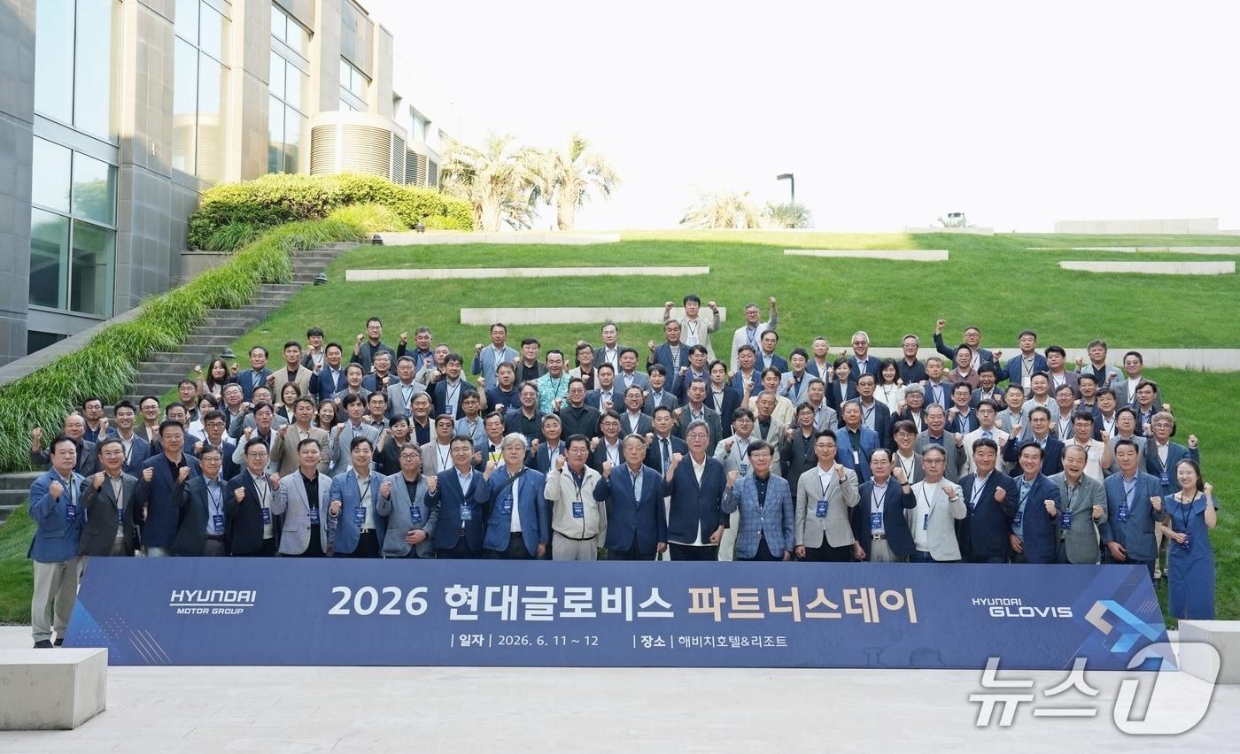 본문 이미지 - 지난 11~12일 제주에서 개최된 '2026 현대글로비스 파트너스데이' 행사에서 현대글로비스 임직원과 협력사 관계자들이 기념촬영을 하고 있다.(현대글로비스 제공) 