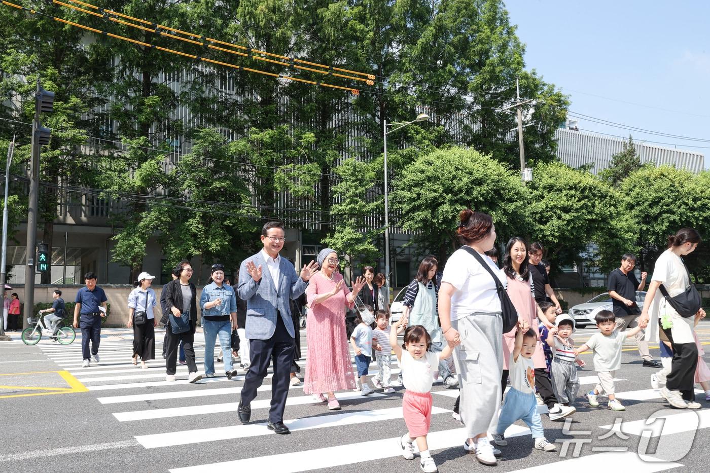 본문 이미지 - 영등포구청 별관 인근에 설치된 횡단보도를 주민과 함께 건너고 있는 최호권 영등포구청장.(영등포구 제공)
