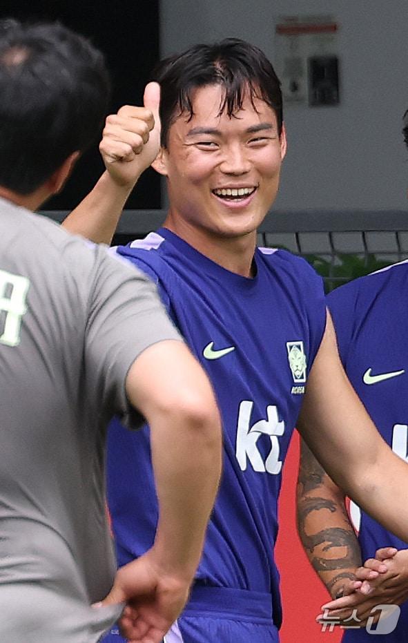 본문 이미지 - 한국 축구 국가대표팀 오현규가 14일(현지시간) 멕시코 과달라하라 인근 사포판 치바스 바예 베르데 훈련장에서 개최국 멕시코와의 월드컵 조별리그 2차전을 앞두고 훈련에 매진하고 있다. 2026.6.15 ⓒ 뉴스1 박지혜 기자