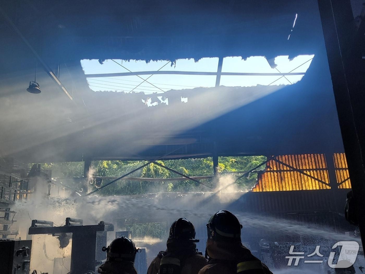 본문 이미지 - 소방 당국이 울산 남구 장생포동의 한 섬유공장에서 난 불을 끄고 있다.(울산소방본부 제공. 재판매 및 DB금지)/뉴스1