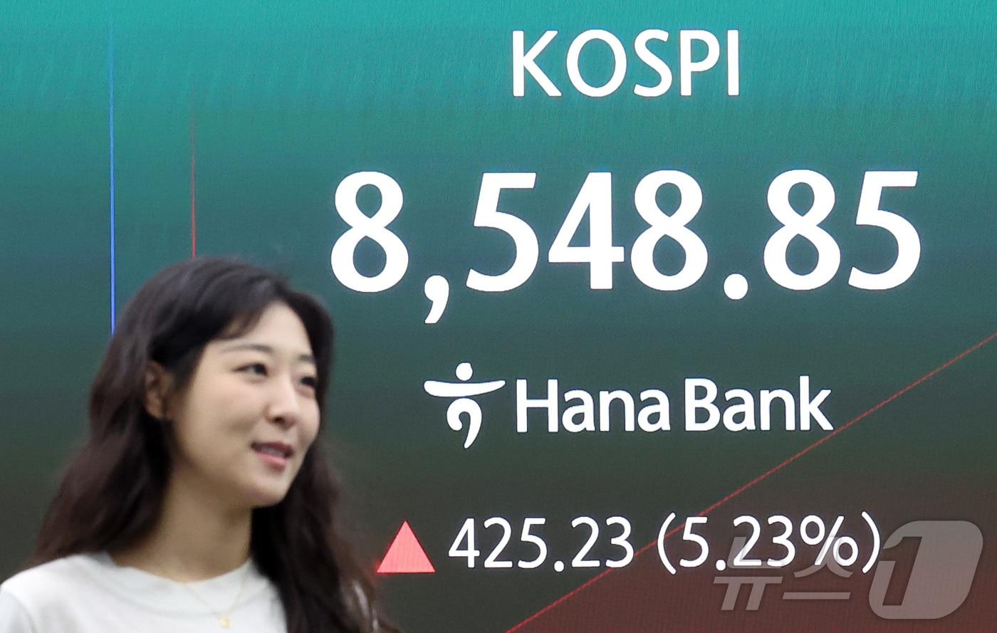 본문 이미지 - 미국과 이란의 종전 양해각서(MOU) 합의 발표에 코스피 지수가 매수 사이드카가 발동한 15일 서울 중구 하나은행 본점 딜링룸 전광판에 개장 시황이 나오고 있다. 이날 오전 9시 5분 코스피는 전일 종가와 비교해 389.67포인트(p)(4.80%) 상승한 8513.29, 코스닥은 전일 대비 15.14포인트(p)(1.47%) 상승한 1044.19를 기록 하고 있다. 서울외환시장에서 달러·원 환율은 전일 오후 3시 30분 주간종가 대비 8.4원 내린 1511.4원을 기록했다. 2026.6.15 ⓒ 뉴스1 김성진 기자