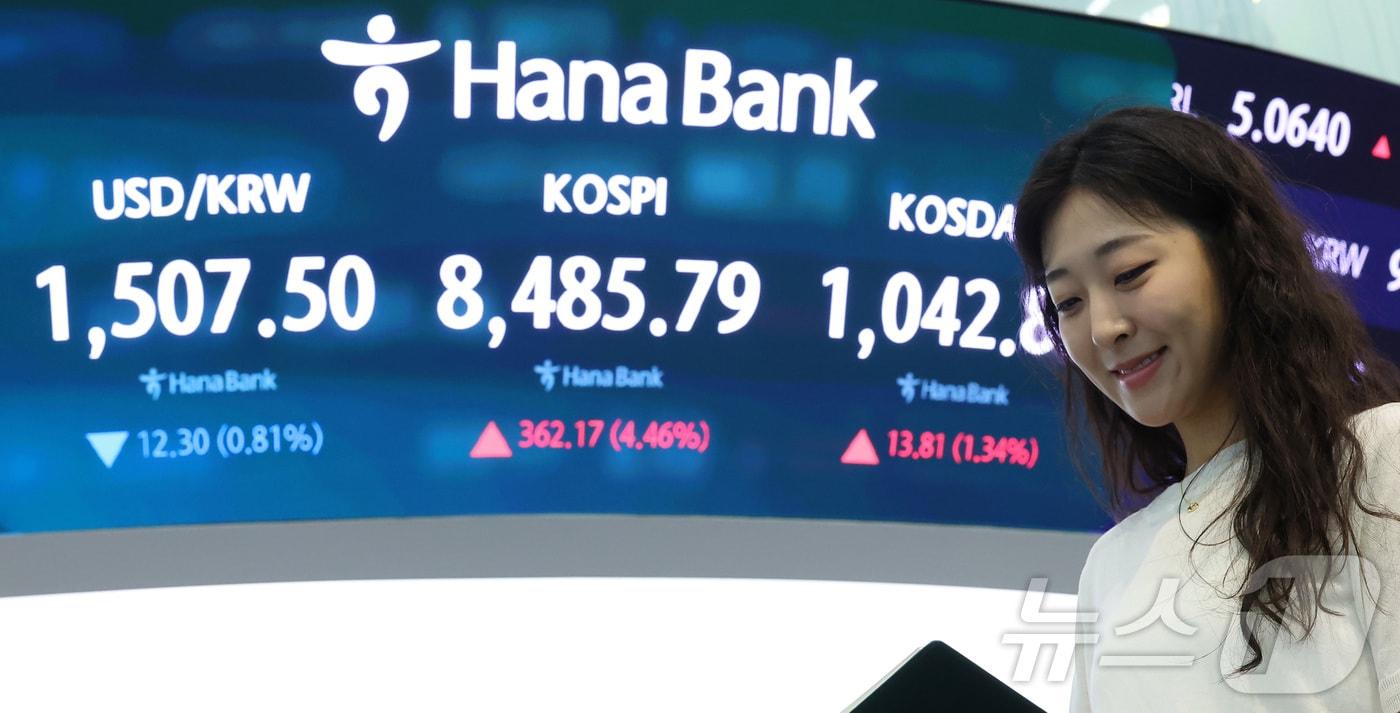 본문 이미지 - 미국과 이란의 종전 양해각서(MOU) 합의 발표에 코스피 지수가 매수 사이드카가 발동한 15일 서울 중구 하나은행 본점 딜링룸 전광판에 개장 시황이 나오고 있다. ⓒ 뉴스1 김성진 기자