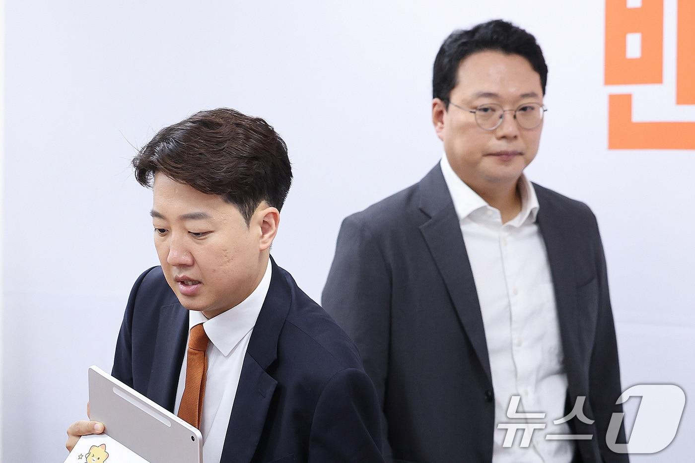본문 이미지 - 이준석 개혁신당 대표와 천하람 원내대표가 지난 15일 서울 여의도 국회에서 열린 최고위원회의에 참석하고 있다. 2026.6.15 ⓒ 뉴스1 신웅수 기자