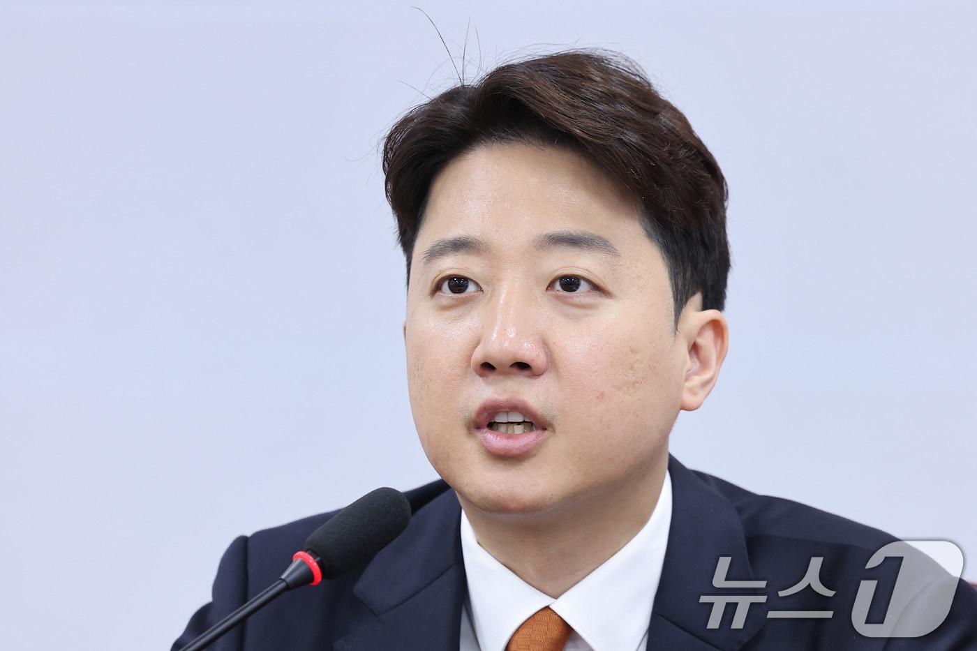 본문 이미지 - 이준석 개혁신당 대표가 15일 서울 여의도 국회에서 열린 최고위원회의에서 발언하고 있다. 2026.6.15 ⓒ 뉴스1 신웅수 기자