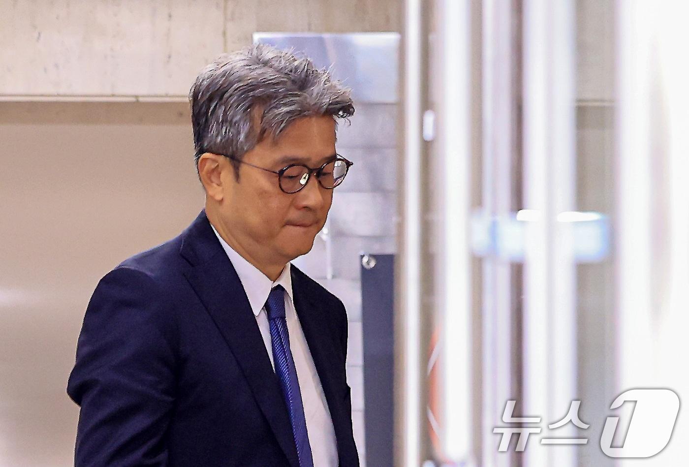 본문 이미지 - 이창수 전 서울중앙지검장이 15일 경기 과천 2차 종합특검 사무실로 김건희 여사 도이치모터스 주가조작 수사 무마 의혹 관련 피의자 조사를 받기 위해 출석하고 있다. ⓒ 뉴스1 이호윤 기자