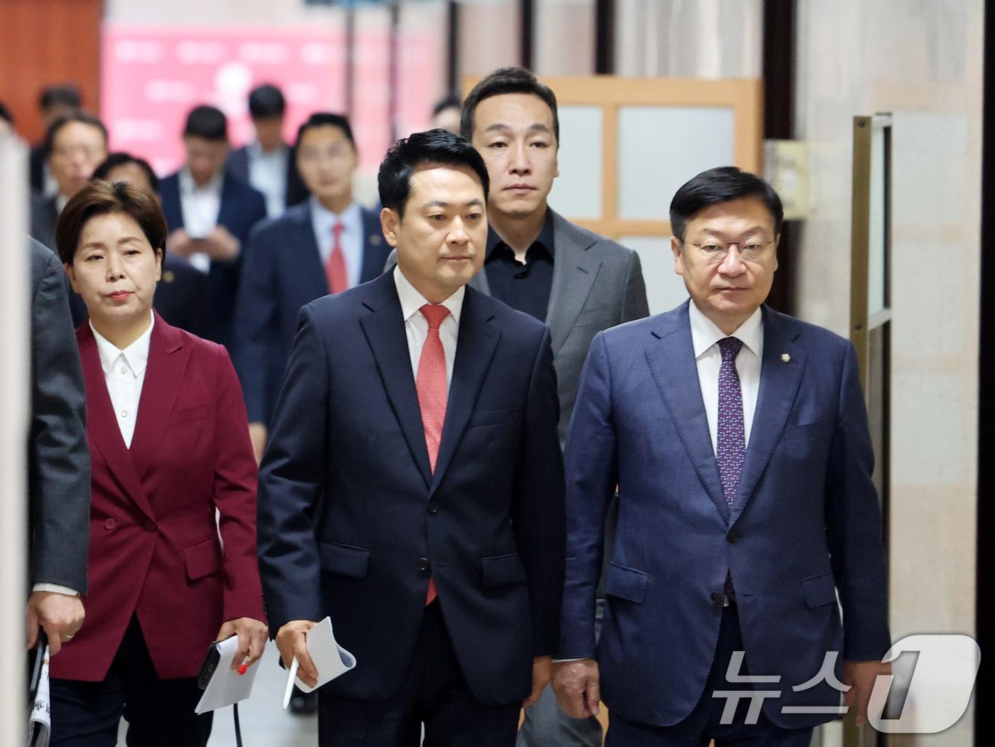 본문 이미지 - 장동혁 국민의힘 대표가 15일 오전 서울 여의도 국회에서 열린 최고위원회의에 지도부들과 함께 참석하고 있다. 2026.6.15 ⓒ 뉴스1 황기선 기자