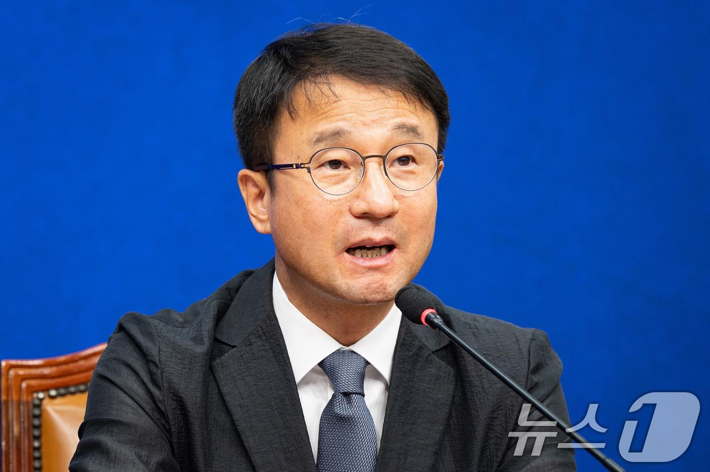 본문 이미지 - 한병도 더불어민주당 원내대표가 15일 서울 여의도 국회에서 열린 최고위원회의에서 모두 발언을 하고 있다. 2026.6.15 ⓒ 뉴스1 유승관 기자