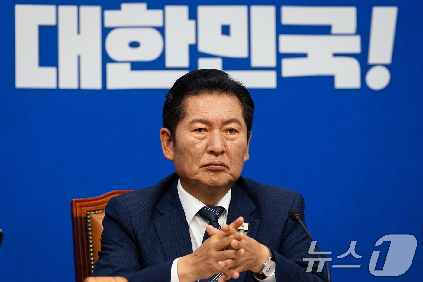 본문 이미지 - 정청래 더불어민주당 대표가 15일 서울 여의도 국회에서 열린 최고위원회의에서 생각에 잠겨 있다. 2026.6.15 ⓒ 뉴스1 유승관 기자