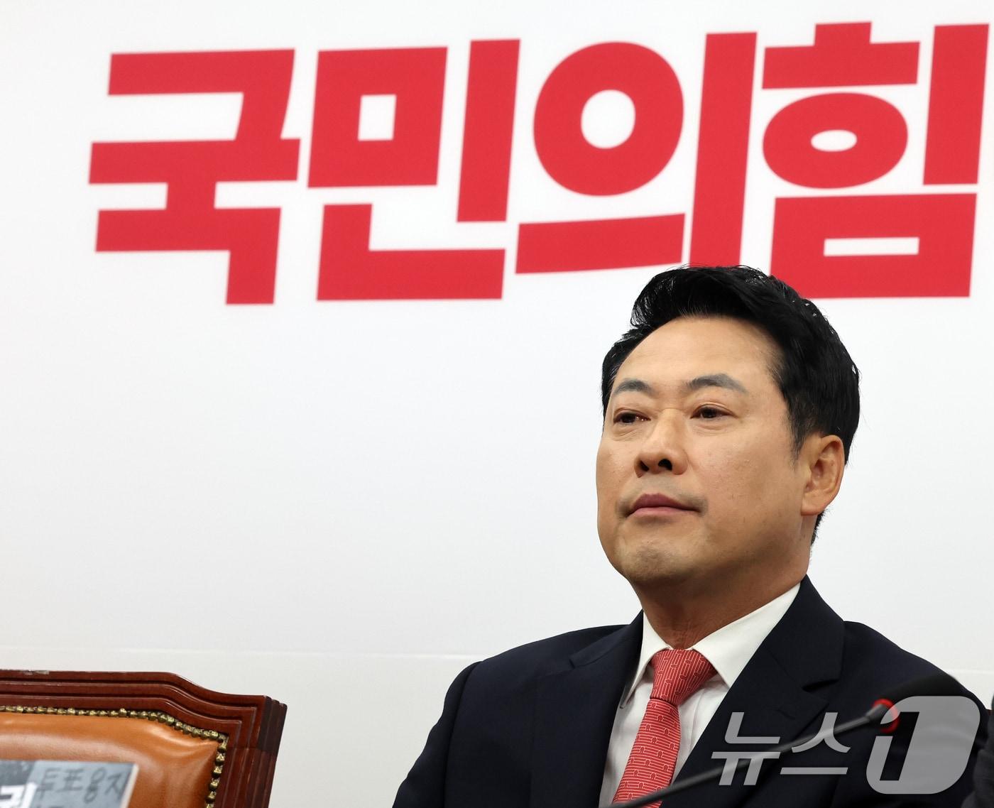본문 이미지 - 장동혁 국민의힘 대표가 15일 오전 서울 여의도 국회에서 열린 최고위원회의에서 생각에 잠겨 있다. 2026.6.15 ⓒ 뉴스1 황기선 기자