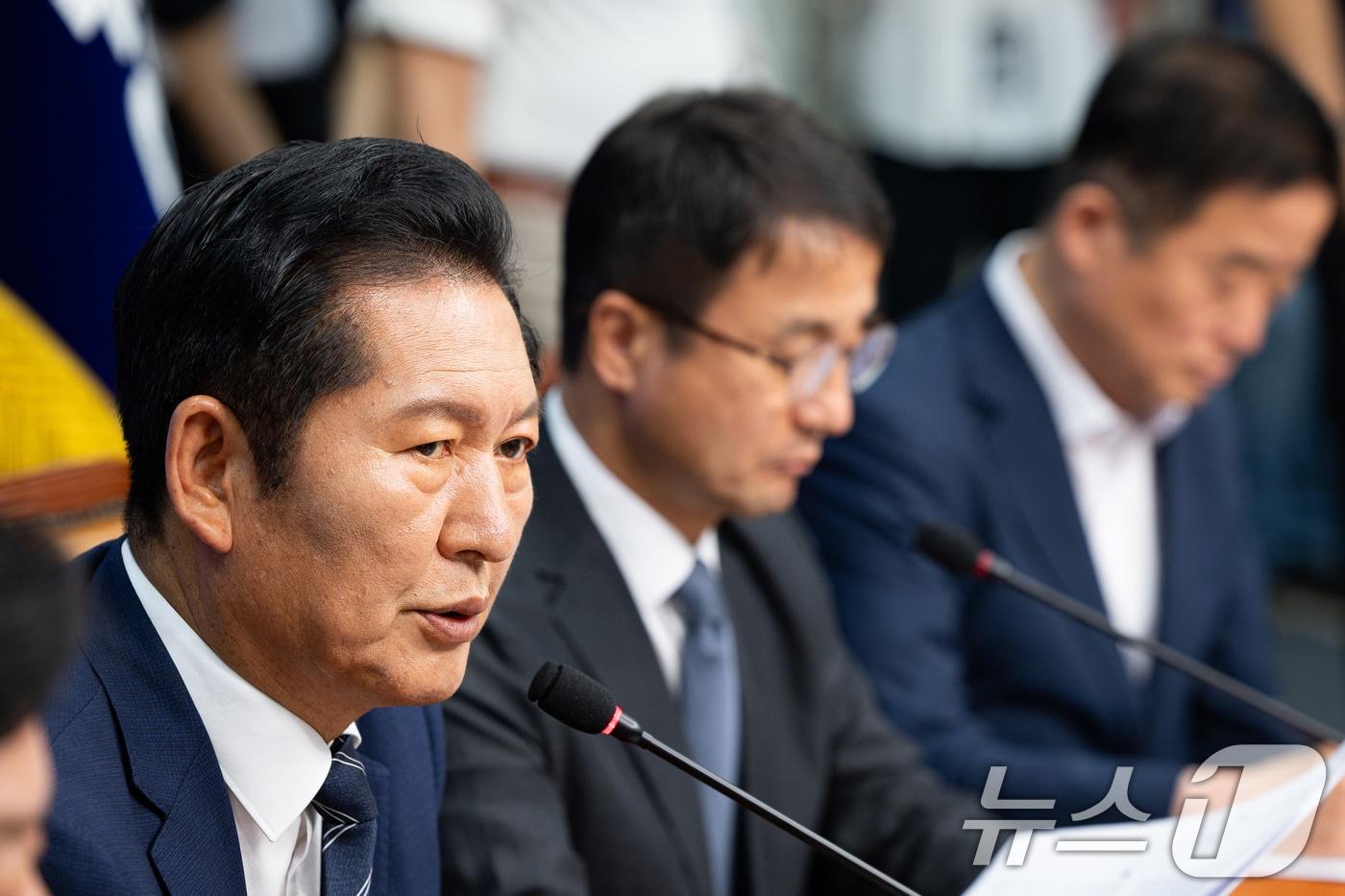 본문 이미지 - 정청래 더불어민주당 대표가 15일 서울 여의도 국회에서 열린 최고위원회의에서 모두 발언을 하고 있다. 2026.6.15 ⓒ 뉴스1 유승관 기자
