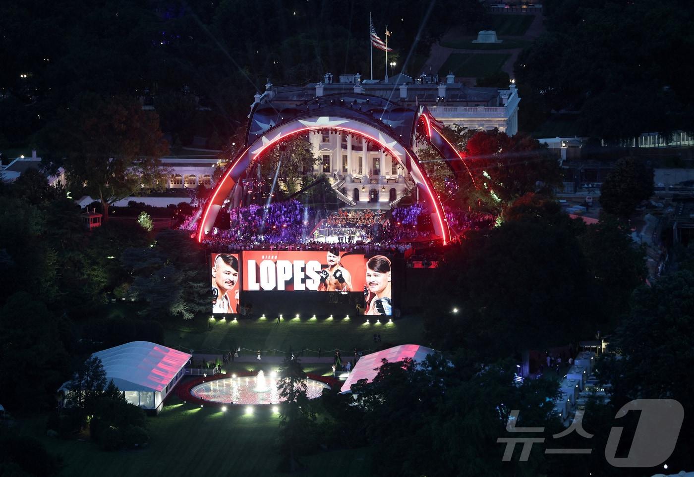 본문 이미지 - 미국 워싱턴 D.C. 백악관 남쪽 잔디밭에서 14일(현지시간) 열린 UFC 격투기 대회 '프리덤 250'. ⓒ 로이터=뉴스1