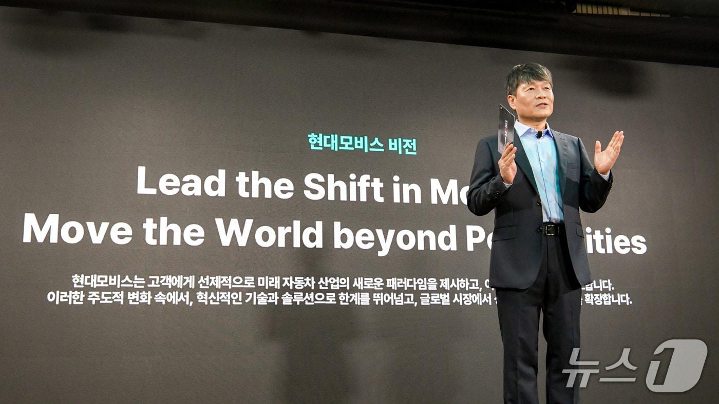 본문 이미지 - 현대모비스 이규석 사장이 지난해 8월 개최한 CEO 인베스터 데이에서 발표하고 있다.(현대모비스 제공)