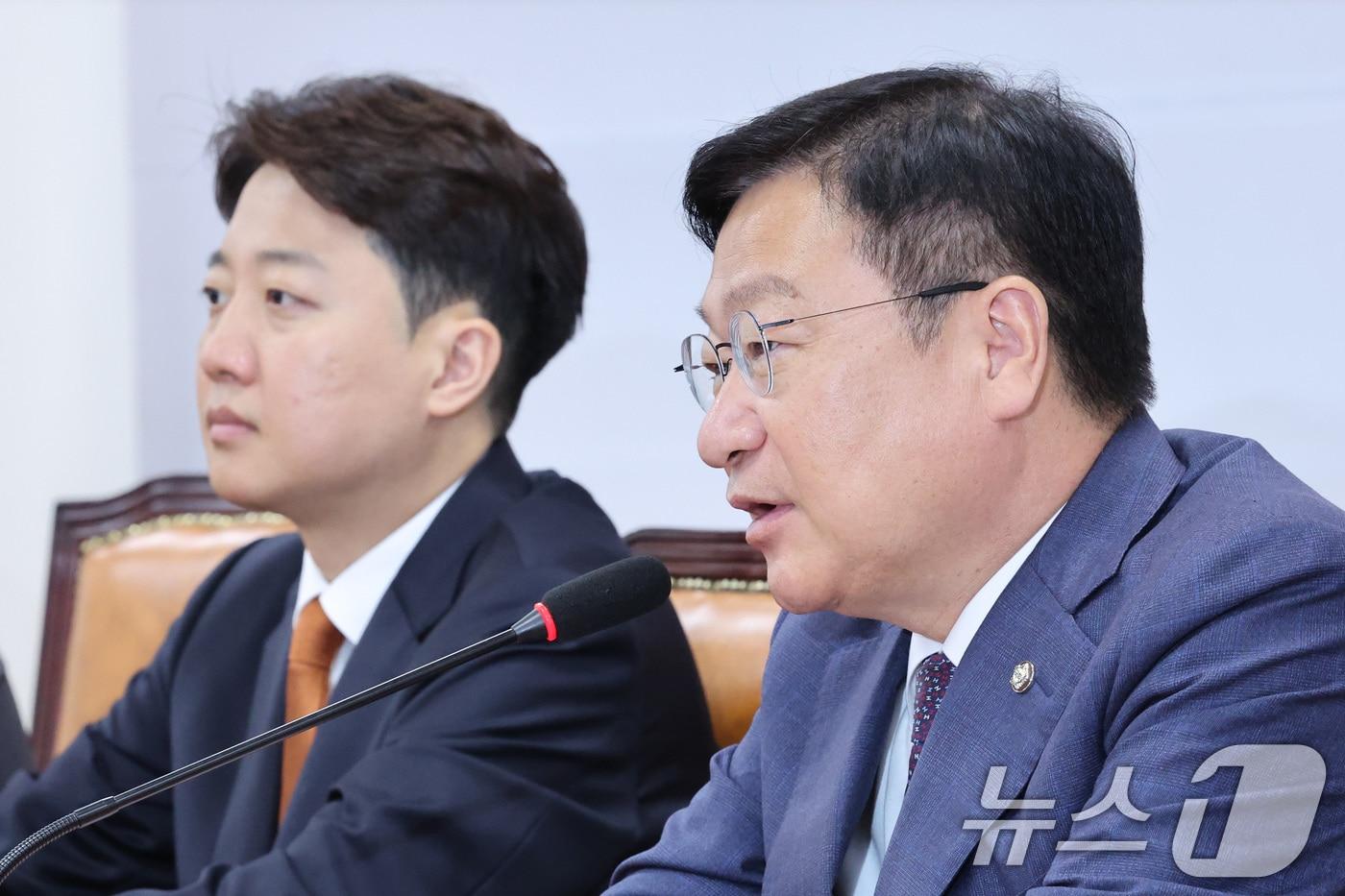 본문 이미지 - 정점식 국민의힘 원내대표가 15일 서울 여의도 국회에서 이준석 개혁신당 대표를 예방하며 인사말을 하고 있다. 2026.6.15 ⓒ 뉴스1 신웅수 기자