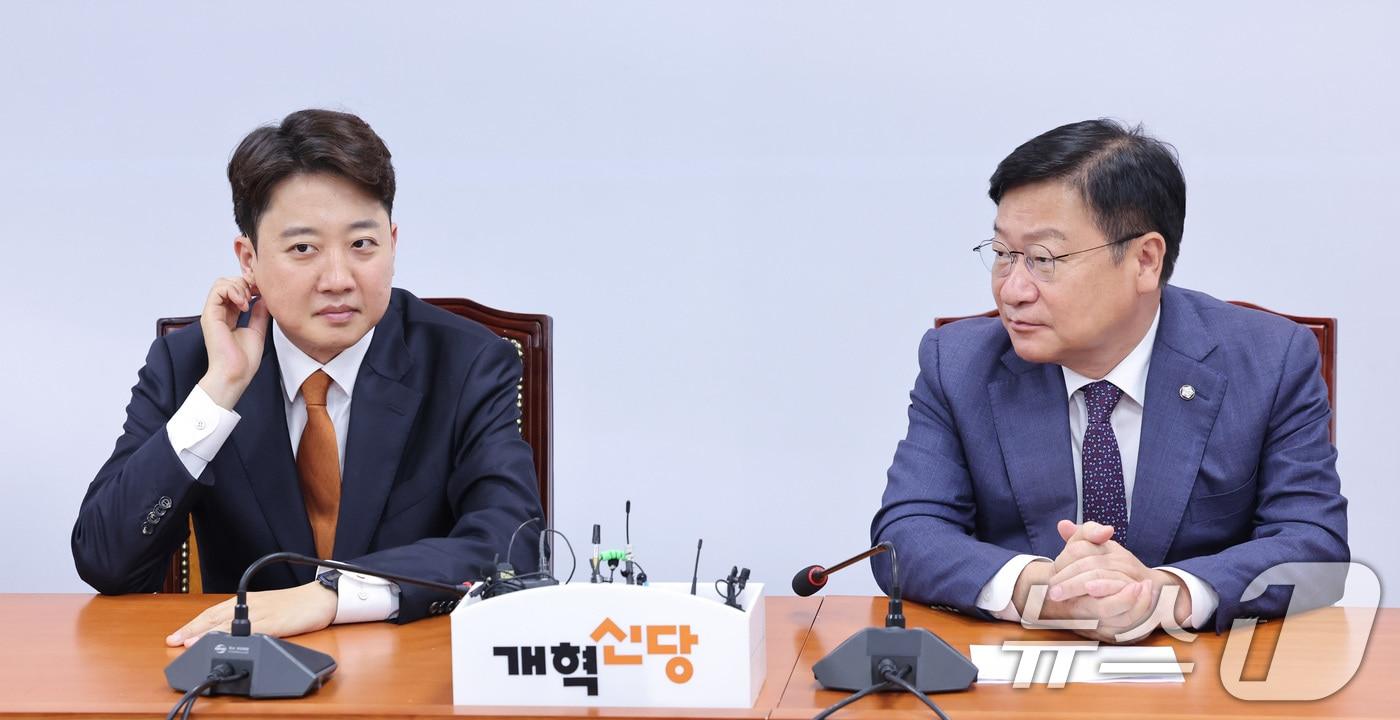 본문 이미지 - 정점식 국민의힘 원내대표가 15일 서울 여의도 국회에서 이준석 개혁신당 대표를 예방하고 있다. 2026.6.15 ⓒ 뉴스1 신웅수 기자