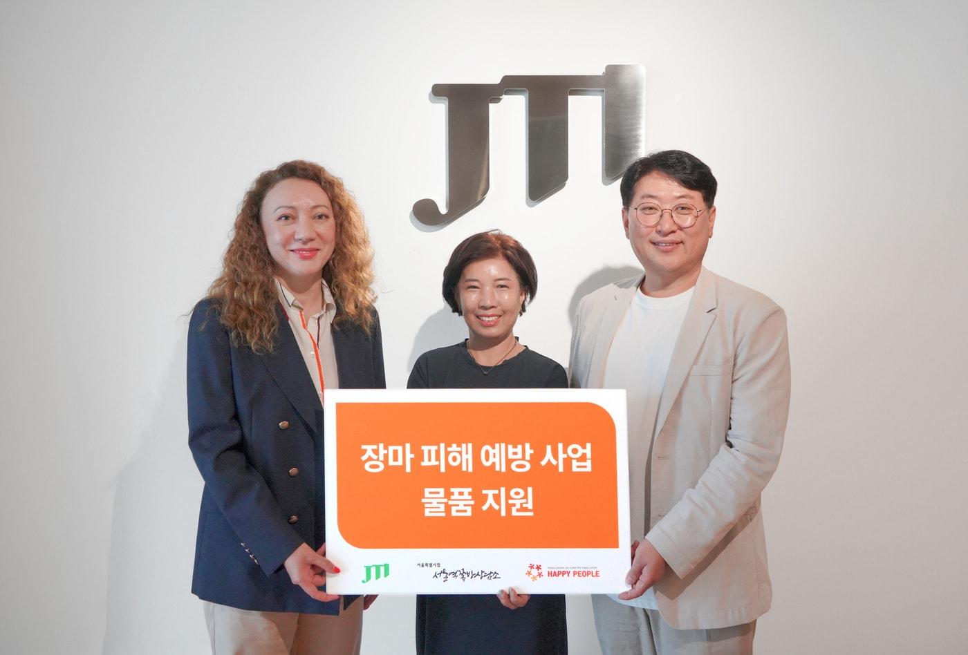 본문 이미지 - 서울 종로구 소재 JTI코리아 본사에서 열린 '장마 피해 예방 사업 물품 전달식'에서 이리나 리 JTI코리아 사장과 서울역쪽방상담소 유호연 소장, 해피피플 조재현 이사장이 기념 촬영을 하고 있다.(JTI코리아 제공)