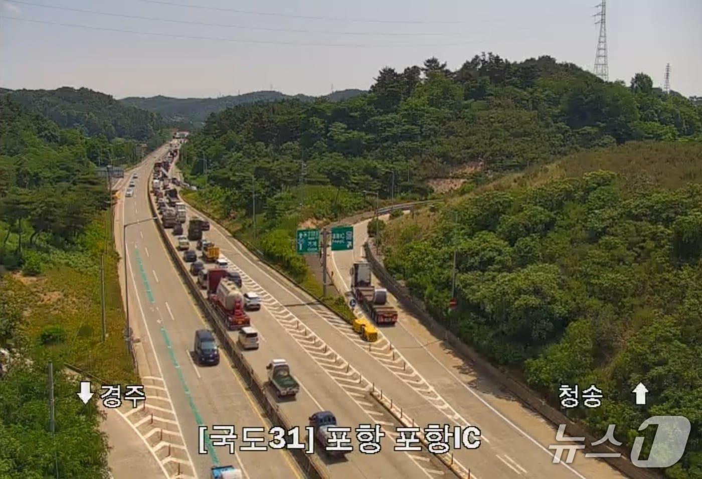 본문 이미지 - 15일 오전 8시 14분쯤 경북 포항시 북구 흥해읍 이인리 영일만대로 신항만 방향으로 운행 중이던 SUV 2대와 승용차 2대 등 4대가 연쇄추돌하면서 사고 현장이 2시간 30분 이상 정체되고 있다.(한국도로공사 CCTV)2026.6.15/뉴스1