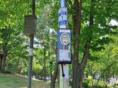 본문 이미지 - 신월공원 조명시설 등주에 설치된 'IoT 양방향 점멸기' 모습.(양천구 제공)