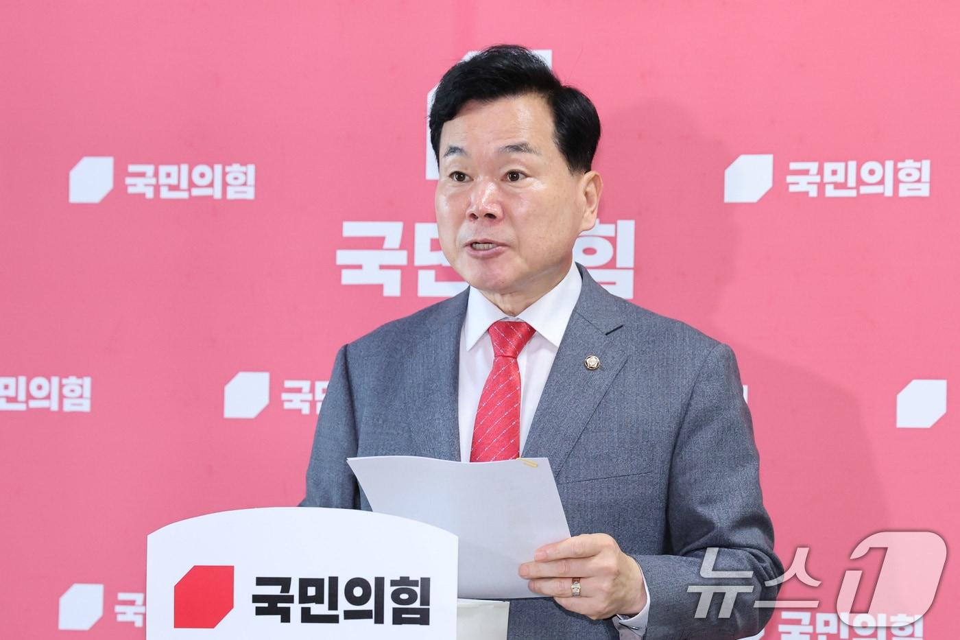 본문 이미지 - 김승수 국민의힘 원내수석부대표가 15일 서울 여의도 국회에서 원내대표단을 발표하고 있다. 2026.6.15 ⓒ 뉴스1 신웅수 기자