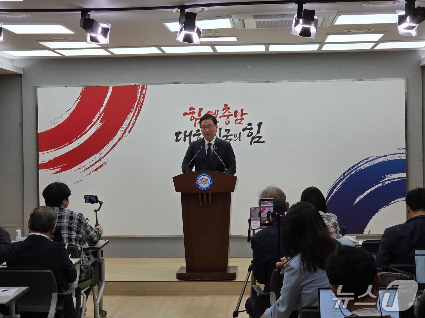 본문 이미지 - 김선태 '통하는 충남 준비위원회' 대변인이 도청 프레스센터에서 기자회견을 하고 있다.2026.6.15/뉴스1