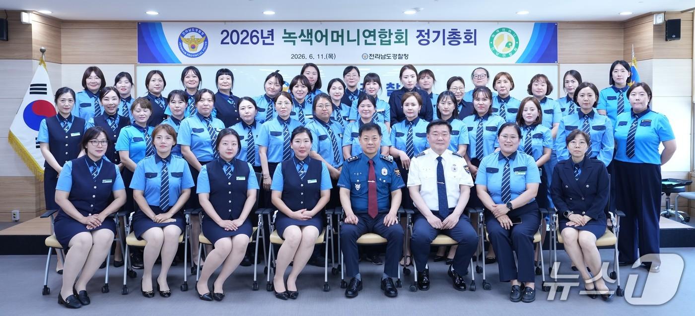 본문 이미지 - 전남 녹색어머니연합회 회원들과 전남경찰청 관계자가 11일 정기총회를 열고 올해도 어린이 보호에 힘쓰기로 약속하고 있다.(전남경찰청 제공. 재판매 및 DB 금지)