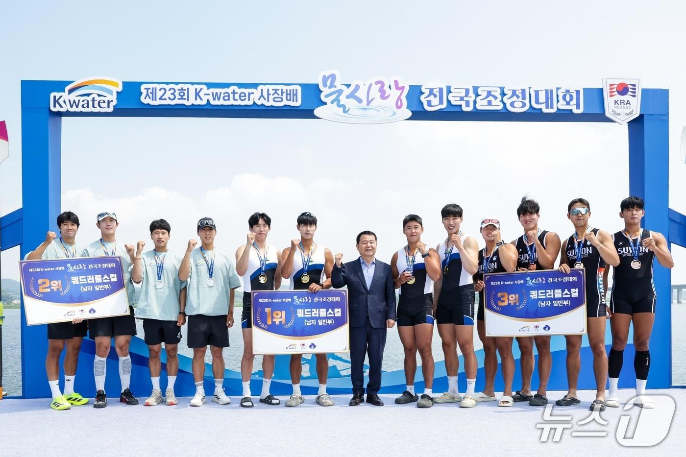 본문 이미지 - 윤석대 한국수자원공사 사장(가운데)이 ‘제23회 K-water 사장배 물사랑 전국조정대회’ 남자일반부 쿼드러플스컬 종목 시상을 하고 있다. (한국수자원공사 제공.재판매 및 DB 금지)/뉴스1