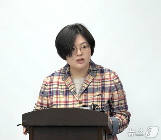 본문 이미지 - 김성아 전주시장직 인수위 대변인이 15일 전주시청에서 브리핑을 열고 완주전주 통합에 대한 당선인의 입장에 대해 설명하고 있다./뉴스1