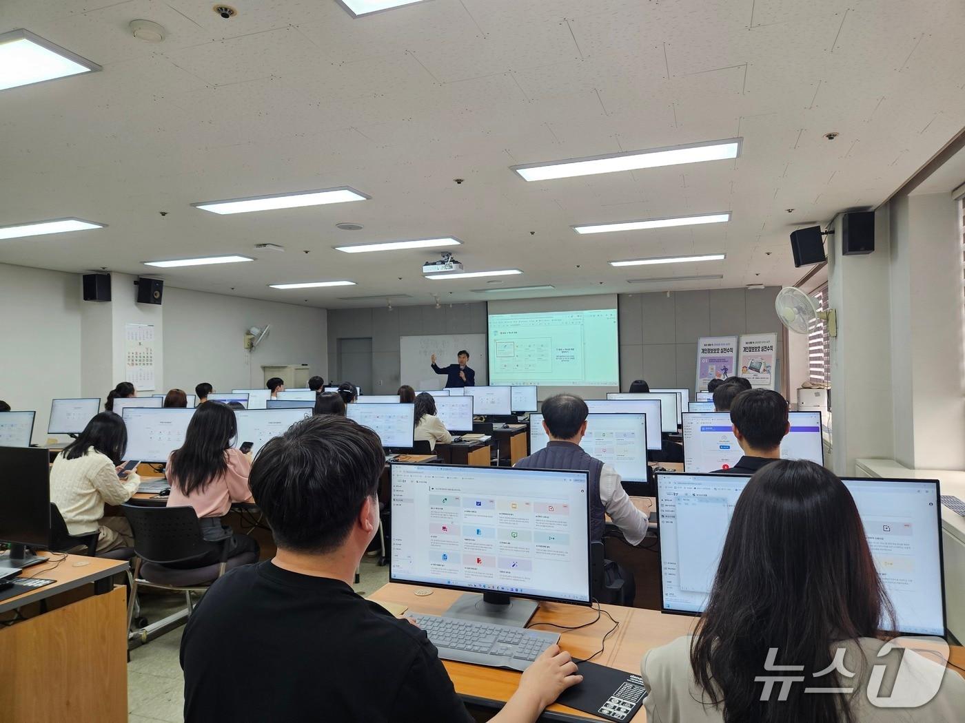 본문 이미지 - 군산시가 AI시대 맞춤형 데이터 기반 행정추진 관련 직원 교육을 실시하고 있다.(군산시 제공, 재판매 및 DB금지)