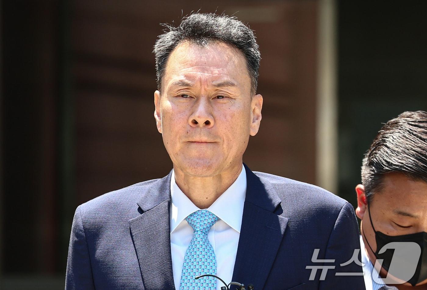 본문 이미지 - 12·3 비상계엄에 가담한 의혹을 받는 김명수 전 합동참모본부 의장이 15일 서울중앙지방법원에서 열린 구속 전 피의자 심문(영장실질심사)을 마치고 법원을 나서고 있다. 2026.6.15 ⓒ 뉴스1 김도우 기자