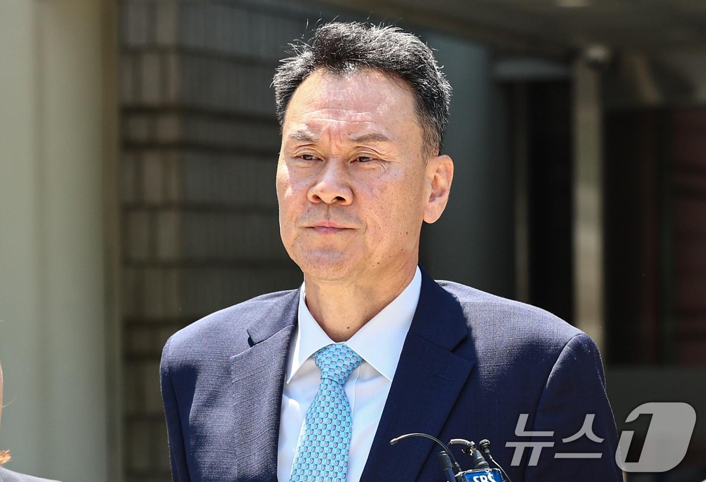 본문 이미지 - 12·3 비상계엄에 가담한 의혹을 받는 김명수 전 합동참모본부 의장이 15일 서울중앙지방법원에서 열린 구속 전 피의자 심문(영장실질심사)을 마치고 법원을 나서고 있다. 2026.6.15 ⓒ 뉴스1 김도우 기자