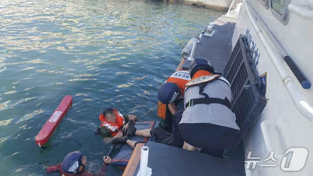 본문 이미지 - 부산 남항 해상에 추락한 50대 남성을 해경이 구조하는 모습 (해경 제공. 재판매 및 DB금지)