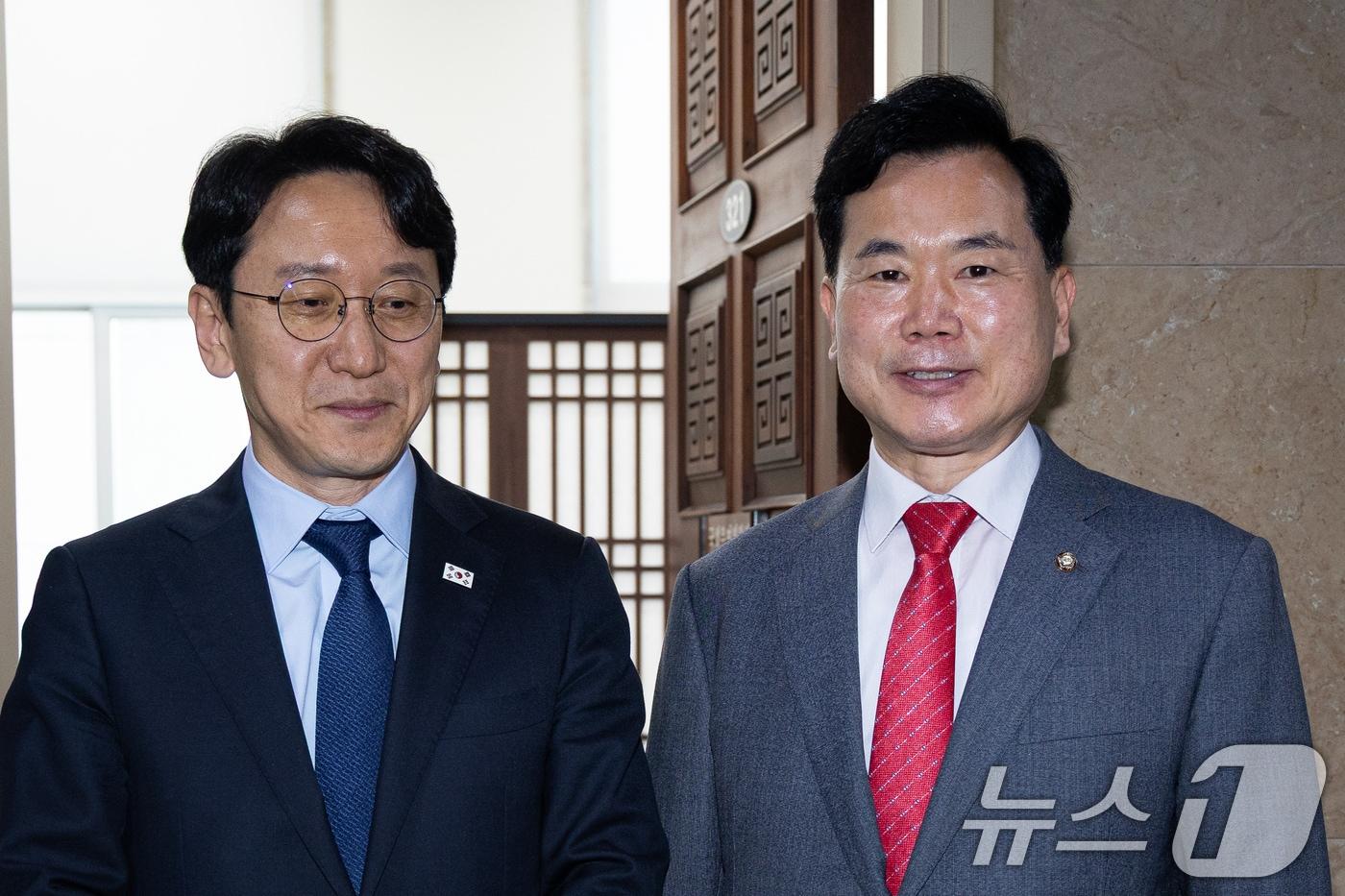 본문 이미지 - 더불어민주당 천준호(왼쪽), 국민의힘 김승수 원내운영수석부대표가 15일 서울 여의도 국회에서 회동을 마친 후 취재진 질문에 답하고 있다. 2026.6.15 ⓒ 뉴스1 유승관 기자