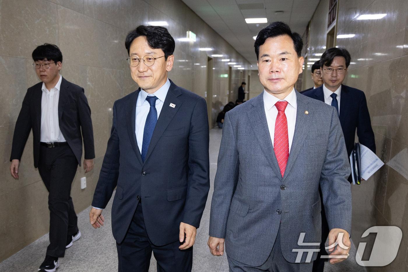 본문 이미지 - 더불어민주당 천준호(왼쪽), 국민의힘 김승수 원내운영수석부대표. ⓒ 뉴스1 유승관 기자