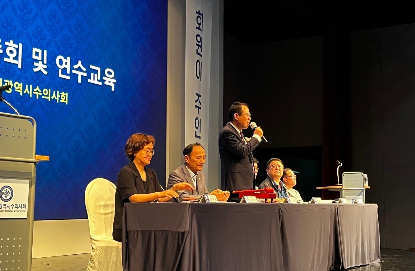 본문 이미지 - 오보현 인천시수의사회 회장이 정기총회에서 발언하고 있다(회 제공). ⓒ 뉴스1