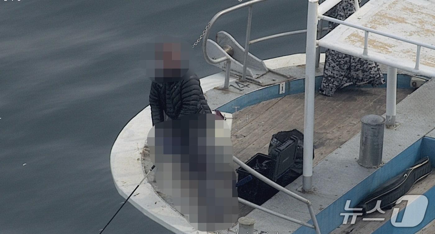 본문 이미지 - 구명조끼를 착용하지 않은 낚시어선 승선원이 위험하게 낚시를 하고 있다.(동해해경청 제공, 재판매 및 DB 금지) 2026.6.15/뉴스1